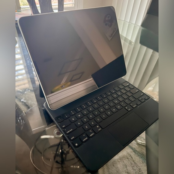 Apple iPad Pro 12.9” (2020) –  4th GEN+128GB + Magic Keyboard + Case WiFi - Picture 2 of 11